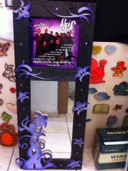 מראה עם חלון עץ מבריק להוספת תמונה